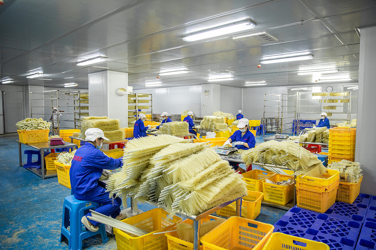 柳州螺蛳粉的匠心呈现 摄影师面包叔镜头下的工厂宣传照